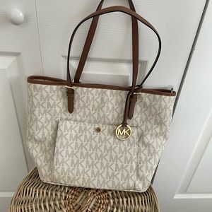White Michael kors tote
“Jet set item” Vanilla large Tz snap pocket tote